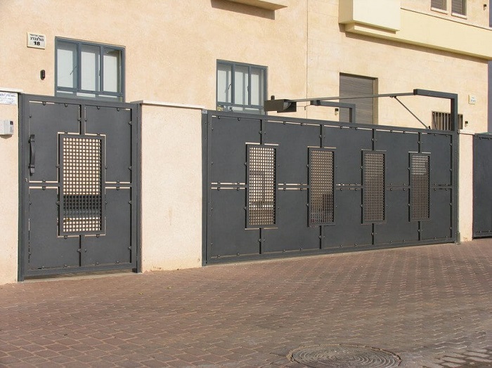שער חשמלי של משרד בתל-אביב
